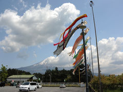 富士山と鯉のぼり(４)=富士ミルクランド=