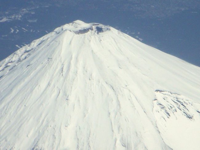 このルートは富士山の左傍を飛びますので、是非とも右側窓席をお勧めします。見られる目安は機内で飲み物のサービスが始まった頃です。一年中見ていると　富士山の景色がどんどん変わるのがはっきりと分かります。