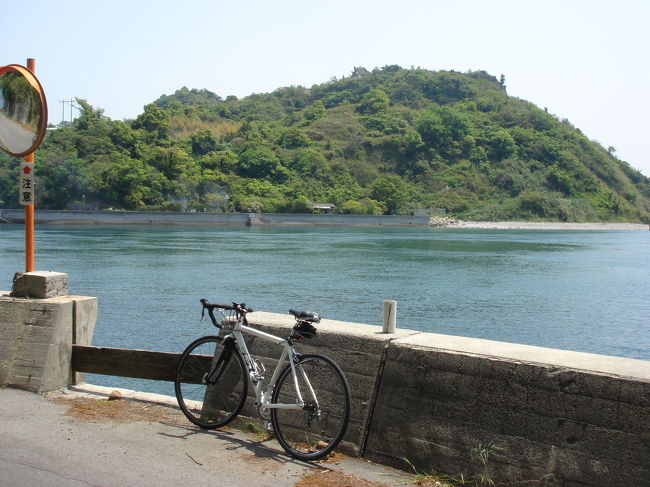 昨年末、豊島大橋の開通で陸続きになった安芸灘諸島をサイクリングしてきました。仁方〜下蒲刈島〜上蒲刈島〜豊島〜大崎下島〜愛媛県の岡村島に至る往復65Kmのコースです。信号が全く無くて快適なコースでした。