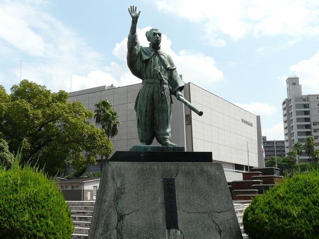 堺市は和泉、河内、摂津の三国の境に発展してきた都市です。 <br />その歴史は古く5世紀頃には仁徳天皇陵を始めとする多くの古墳群が築造されました。このことからこの時代にかなりの富と権力がこの地にあったと推察されます。 <br />また中世には南蛮貿易で栄えた堺の町は、周囲に環濠をめぐらし自由都市として発展したことから、東洋のベネチアとも呼ばれていました。 <br />そんな歴史ある堺の町をレンタサイクルで散策してきましたが、今回の旅は南蛮貿易で栄えた堺の黄金時代である中世の堺をテーマとしました。 <br />