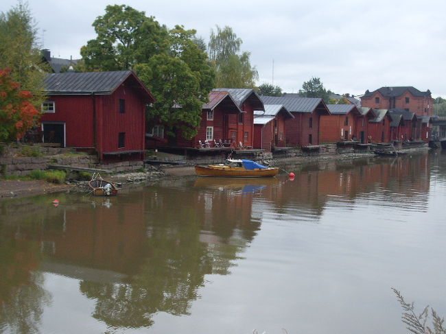 ヘルシンキからバスで１時間。長距離バスはヘルシンキ駅前から５分ほど離れたKamppi というビルの地下から出ている。ポルヴォーは川沿いに赤い小屋が並ぶのが特徴の小さな町。