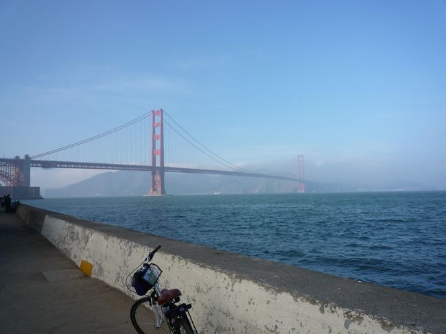 年が明けて2009年1月1日。<br />この旅行のビッグイベントの一つ、自転車でGolden Gate Bridgeを渡る！！の日がやってきてしまいました。<br /><br />体力にまーーーったく自信のない私は、バスかタクシーで行こうよ、と大反対したのですが、<br />相方に説得され自転車で行くことになってしまいました。<br />自転車に乗るのは2年前のイタリア以来。<br />長距離乗るのは3、4年振りです。不安がつのります。。。<br /><br />天気は悪かったものの雨に降られることもなく、昼過ぎには晴れてきて、絶景を拝むことができました！<br />本当に美しい橋で一度は見る価値アリです！！<br /><br />自転車で渡るってなかなかできないことだし、今回いい経験になったけど、<br />もしまた見に行くことがあったら絶対バスで行きます！！<br />想像以上の辛さ、苦しさです。<br />何度チャリを捨てて帰ろうと思ったことか。<br /><br />体力に自信のない人は悪いこと言わないので、バスかタクシーで行かれることをオススメします。<br /><br /><br /><br />【日程】<br /> 　　　12/31　14:05 セントレア発 ＜JL3084＞<br />　　　　　　　　15:10 成田着<br />　　　　　　　　18:10 成田発 ＜JL002＞<br />　　　　　　　　10:05 サンフランシスコ着<br /><br />　　★01/01　自転車をレンタルしてGolden Gate Bridgeへ<br /><br /> 　　　01/02　ケーブルカーとバスで市内観光<br /><br /> 　　　01/03　12:15 サンフランシスコ発 ＜JL001＞<br /><br /> 　　　01/04　16:25 成田着<br />　　　　　　　　18:30 成田発 ＜JL053＞<br />　　　　　　　　19:50 セントレア着