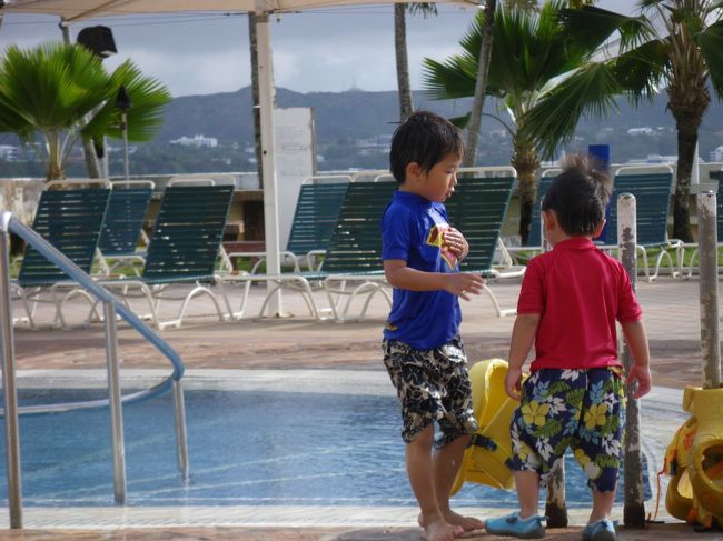 母とおばが初夏にグアムへ行きたいというので良いツアーを探してあげていたら行きたくなり、急遽私達家族も４月にグアムへ行くことに。母達も４月に変更して６人で行きました。<br />私達子連れはオンワード、母達はヒルトンとホテルを変えたのでお互いのペースで過ごすことができました。おばに合わせての観光、イルカウォッチング、ウォーターパーク、おばの還暦のサプライズは一緒に過ごしました。海外で待ち合わせも良かったです。ＮＷだったので機長室に入らせてもらい子供達も大喜びでした。<br /><br />