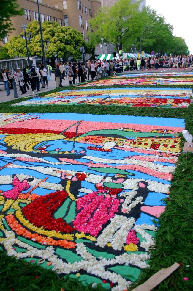 2009年横浜開港150周年を記念した「フラワーアート フェスティバル」が日本大通りで行われていました。<br />市民参加で花びらを敷きつめ花絵を描くイベントで、ちょうどオープニングイベントが行われていました。<br /><br />日本大通り「フラワーアート フェスティバル」<br />http://www.flowerart.jp/<br />見学時間<br />5月2日13:00〜22:00<br />5月4日 9:00〜22:00<br />5月4日 9:00〜17:00<br /><br />上のサイトで確認したら、新潟市内のチューリップ畑で、花を摘むところから活動が始まってたんですね。