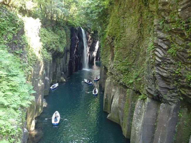 宮崎県にある地名です。<br /><br />悠久の自然と、神々のふる里　高千穂にある<br />高千穂峡に行ってきました。<br /><br />『高千穂峡』<br />阿蘇溶岩の浸食によってできた高さ80ｍ〜 100ｍにも及ぶ柱状節理の断崖で、千古の謎を秘めた深淵や湧く岩清水が初夏の新緑、秋の紅葉に映え雄大にしてすがすがしい景観。ボートから望む柱状節理の断崖と真名井の滝は、神秘的なたたずまいをかもしだし圧巻である。<br /><br />色々と調べて、写真を見たら行きたくなった先です。<br />行って来ましたが、圧巻！<br /><br />ぜひ観光に行って、ボートに乗って来てください。<br /><br />写真は、そのうち載せます！<br />