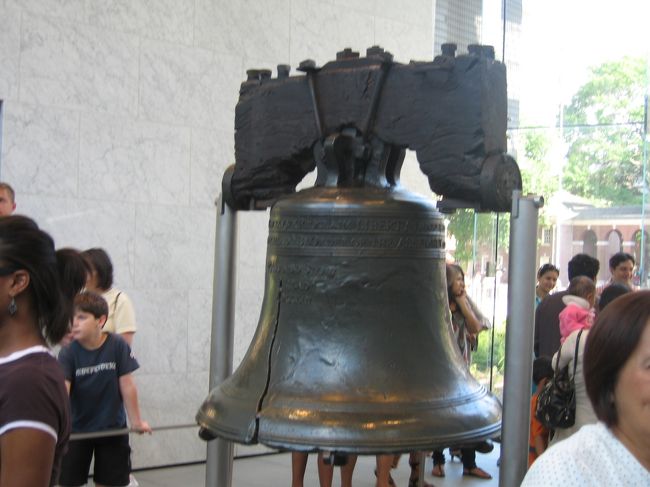 アメリカの建国史をたどる旅（写真は独立宣言時に鳴らされたLiberty Bell）<br />１５８５年、新大陸におけるイギリスの最初の入植地になるはずだった、Raleighの跡（ノースカロライナ州、５月２１日訪問）<br />１６０７年、新大陸におけるイギリスの最初の入植地となったジェームズタウン（ヴァージニア州、４月２３日訪問）<br />１６２０年１２月２１日、ピルグリム・ファーザーズが上陸したプリマス（マサチューセッツ州、７月１９日訪問）<br />１６９９年に植民地の首都が移った１８世紀の街並みを保存するウィリアムズバーグ（ヴァージニア州、４月２３日訪問）<br />１７７０年３月５日のボストン虐殺事件、跡地（ボストン、７月１８日訪問）<br />１７７４年に第１回大陸会議が開かれた、カーペンターズ・ホール（フィラデルフィア、７月５日訪問）<br />１７７５年３月２３日、パトリック・ヘンリーが演説を行ったセント・ジョーンズ教会（リッチモンド、７月１１日訪問）<br />１７７５年６月１７日のバンカーヒルの戦場跡（ボストン、７月２０日訪問）<br />１７７６年７月４日、独立宣言が採択された独立記念館（フィラデルフィア、７月５日訪問）<br />１７７９−８０年の冬の宿営地となったモーリスタウン（ニュージャージー州、７月７日訪問<br />１７８１年の独立戦争南部方面の戦場跡、ギルフォード・コートハウス（ノースカロライナ州、５月２４日訪問）<br />１７８１年独立戦争最後の舞台、ヨークタウンの戦場跡（ヴァージニア州、４月２３日訪問）<br />１７８４年１月１４日、米国の正式な独立、パリ条約をアメリカ議会が批准したアナポリス（メリーランド州、５月１４日訪問）<br />