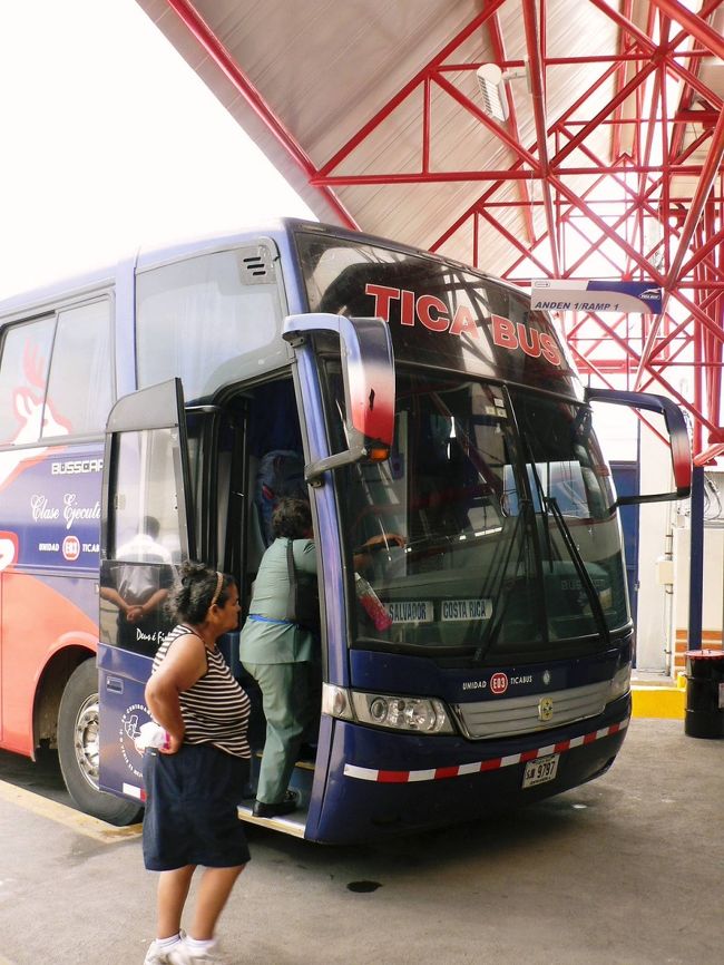 サンサルバドル出発からホンジュラスとニカラグアの国境まで約６時間だった。<br />ホンジュラスとニカラグアの国境では車掌が全員のパスポートを集め、一括して入国カードとパスポートをチェックし、スタンプを押してもらうので全員バスで待っていれば良かった。入国処理を待つ間、数人の少年が靴みがきをさせてほしいとバスの乗客に言ってきたが、乗客はほとんどスニーカーやサンダルなので磨くことはできなかったがＴＩＣＡバスの運転手と車掌が靴磨きをさせていた。国際バスは地域貢献が必要なことも知った。コスタリカ国境ではコスタリカ側の荷物検査に時間がかかったうえにサンホセ着までに２度の検問、パスポート検査があり、かなり厳しくチェックしていた。中米で比較的豊かなコスタリカには不法労働者がかなり入国しているようだが、その対策で荷物検査やパスポート検査を厳しくしているそうだ。<br />サンホセのＴＩＣＡバスターミナルまでは予定通り１８時間だった。<br /><br />関連旅行記−中南米・バックパッカーの旅【５８】　国際バスでニカラグアへ；http://4travel.jp/traveler/sasuraiojisan/album/10069482/<br />（写真はニカラグアのＴＩＣＡバスターミナル） <br />