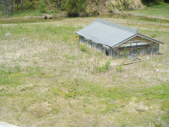 12,000円を活用！！<br /><br />５年前の中越地震で陸の孤島となった、山古志村に行った。<br />これから田植えのシーズンに入る田には水が湛えられ、<br /><br />棚田の風景が５月の光に輝いていた。<br />新築された家々は山の景色とは少し<br /><br />不釣合いではあったが、平穏な生活に戻れたような<br />感じがした。<br /><br /><br /><br /><br />高速：￥4500<br />　ＥＴＣのないバイクなので、高速は行程の半分ほど利用。<br />２泊：守門村の山荘、１泊\1000⇒￥2000<br />　山荘は商売としておらず公表できない。<br />自炊＆コンビニパン等：５食⇒\2500（お酒込み）<br />　カセットコンロとフライパン持参。<br />ガソリン：￥2200<br />　２５０ｃｃのバイク、ガソリン１Ｌ：３０ｋｍ走る。<br /><br />写真は土砂で１階部分が埋まった家。<br />