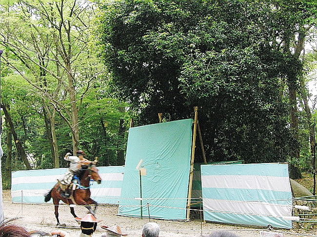 ２００９年５月３日へ下鴨神社に行ってきました。<br /><br />毎年５月３日の流鏑馬神事を見に行って来ました。<br />走っている馬に乗馬して弓矢を打つイベントです。<br />関西方面の５月３日にあるイベントで目に留まったので急遽行きました。<br /><br />新緑の下鴨神社にて行われる流鏑馬神事は迫力でした。<br /><br />帰りには人生初の川床を体験しました♪<br />まぁ全く本格的な川床ではないですが…（笑）
