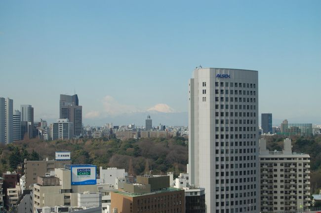 3月25日と26日、東京へ行ってきました。Jのつく旅行社の旅行券を駆使するため、「グランドプリンスホテル赤坂」なんて我々夫婦にとっては高級ホテルと思われる所に宿泊です。<br />さすが、高層階です。富士山が見えました。<br />代々木上原の東京ジャーミー（トルコ風のイスラム・モスク）やアラブ・イスラム学院（中国大使館の隣ですね）を訪問。<br />最後は浅草まで足を延ばしてしまいました。