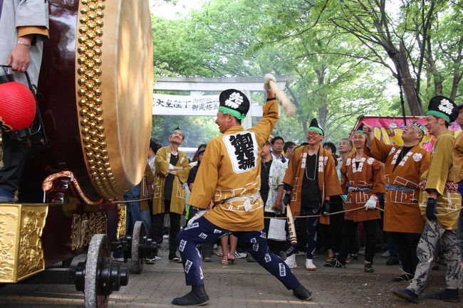 東京・府中の大國魂神社は約１９００年前に武蔵国の鎮守とし祀られた、都内屈指の古社で、５月５日に神輿渡御を中心とした「くらやみ祭」が行われます。<br />晴天が続いたＧＷも、５日は雨の予報とあって、この日に出掛けてみました。<br />お腹に響き渡る大太鼓の競演、山車の行列を楽しませてもらいました。<br /><br />くらやみ祭の云われは、昔、神事である神輿渡御は人目に触れないように暗闇の中で行われたことからとのことです。<br /><br />（ご参考）くらやみ祭の諸行事は次の通りです。<br />４月３０日：品川海上禊祓い式<br />５月３日：山車の競演、競馬式（こまくらべ）<br />５月４日：子供神輿連合渡御、万灯大会、太鼓の競演、山車の行列<br />５月５日：道清めの儀、各太鼓送り込み、汐盛講送り込み、動座祭、<br />　　　神輿渡御、野口仮屋の儀、やぶさめ式<br />５月６日：神輿還御、鎮座祭<br />　　　