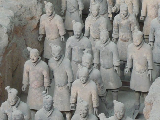 新緑がさわやかな春の季節に、西安(3泊)→天水(泊)→蘭州(2泊)→武威(泊)→酒泉→嘉峪関(泊)→瓜州(泊)→敦煌(2泊)→車中泊→トルファン(2泊)→ウルムチ→西安(泊)と西域河西回廊のオアシス都市を巡りました。シルクロードの至宝が眠る莫高窟や1600年前の古代世界を鮮やかに伝える地下画廊、壁画などを堪能した旅でした。秦兵馬俑博物館にて