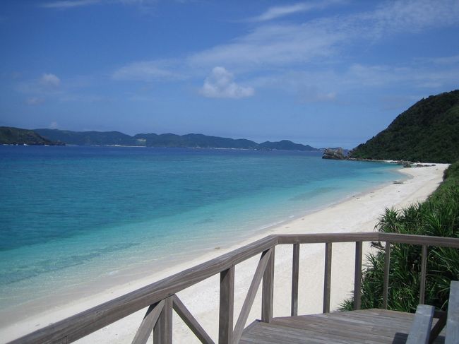 2007年5月、ひとりで沖縄へ1ヶ月滞在しました。<br />プランは特に無く、石垣島から那覇、座間味諸島をめぐる気ままな旅でした。<br /><br />このとき仕事を辞めたばかり。<br />今後どうするかを考えるため・・、いや、考えるのをやめたいがために行ったとも言えるかな?<br /><br />疲れてしまったとき、ちょっと足を止めてこんな放浪の旅をしてみたらいかがですか??