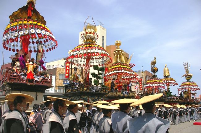 高岡の「御車山（みくるまやま）祭」を見にいってきました。<br />＊今年，高岡は,加賀藩の２代藩主「前田利長」が金沢に次ぐ町として開町して．丁度400年に当たり各種イベントが計画されています。<br />＊高岡御車山は７基あり，加賀藩初代藩主「前田利家」が「豊臣秀吉」より拝領したものを，２代藩主「前田利長」が高岡城を築くに当たり町民に与えたのが始まりと伝えられています。<br />＊高岡の曳山は，花傘山で山ごとに鈴棒を持った人を先頭に車山の前後左右を一文字笠をかぶり裃に身を固めた山役員が伴うのが特徴です。（曳山には町内の男の子が裃姿で乗ります）<br />＊各車山の特徴等の詳細は下記・高岡市のHP「高岡御車山祭」を参照ください。<br />（http://www.city.takaoka.toyama.jp/sangyo/0402/kankou/festival/mikurumayama/mikurumayama-about.html）<br />