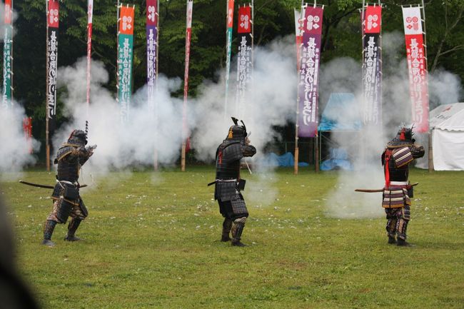 長篠合戦のぼりまつりを見に行きました。<br /><br />長篠城本丸址で火縄銃射撃の実演が行われるまつりです。<br />雨はぱらついていましたが、火縄は勢いよく硝煙をあげていました。<br />新城市の強い信念が込められているかのようでした。<br /><br /><br />長篠城址史跡保存館を見学。<br /><br />共通観覧券で、新城市設楽原歴史資料館も訪れました。<br /><br /><br />馬防柵、野田城址を見て回るなど、<br />戦国時代における奥三河攻防の歴史にふれる旅となりました。