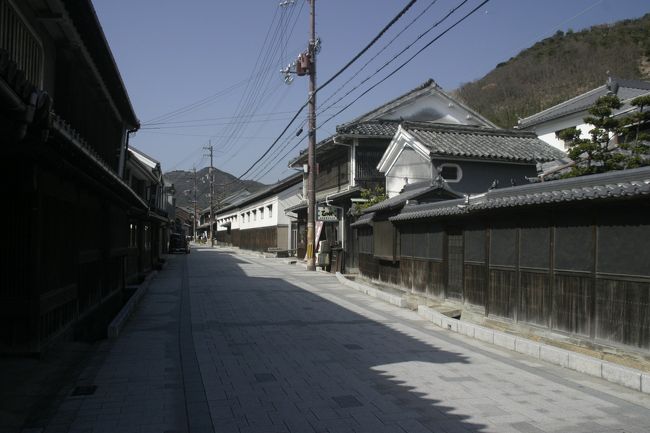 ２月のよく晴れた日曜日。１日時間が空いたので自宅から２時間以内で行けるところ…ということで赤穂に行きました。<br />赤穂にはこれまでも何回か行ったことはあるのですが、今回は赤穂の東にある「坂越（さこし）」を中心に訪れました。<br />坂越は、瀬戸内海に面した小さな港町で、忠臣蔵で有名な赤穂藩の名産品である塩の搬出港ともなったところです。当時の面影を残す古いまちなみが残っていることから、関西圏を中心に訪問する人が最近増えているそうです。