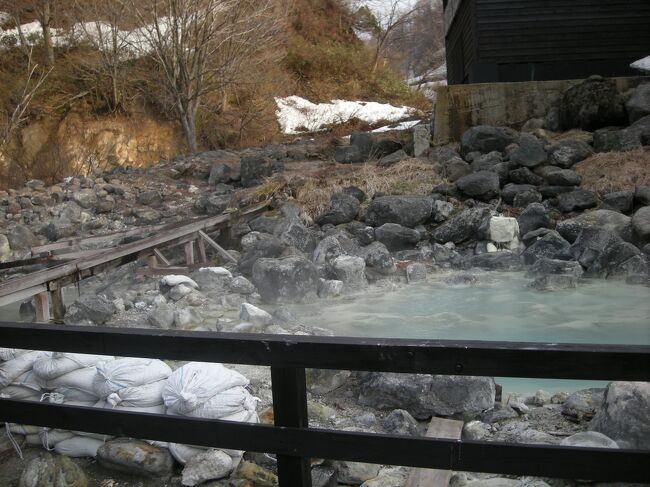 蔵王、お釜を過ぎてＡＭ9:00頃、山形在中の友人【おにく】に電話をすると･･･寝ていました。<br /><br />家に行き、さてどこいくかぁって話になったら<br />おにく「あたしなまはげ見たいわ」というので、秋田へ。<br />おにくの車は軽自動車だけど、４ＷＤ仕様なので、私の車を<br />おにくの駐車場に置かせてもらい、東北道を北上、岩手の盛岡ＩＣへ！途中、微妙に混んだけど、それほどじゃなかったのが<br />幸いしました