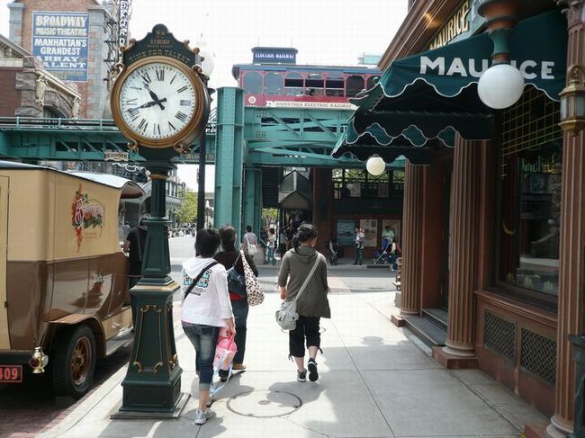 高速1000円スタート後の初のGW!<br />ドライブで遠出してみたくて、「金沢行ってみたいなぁ~。弘前公園の桜も魅力的!」とワクワクしながら検討!<br />「GW、どこにドライブ行こうかぁ~!」と娘たちに尋ねてみると、<br /><br />上の娘「ディズニーランド!」<br />下の娘「原宿!」<br />「・・・。(心の声:ドライブなんですが・・・)」<br /><br />そして、決定した行先はTDR!<br />激混み覚悟で出発で~す。