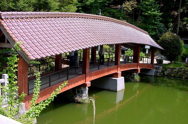 　　・・・・旅行記タイトル変更しました・・・<br /><br /><br />　シャクナゲ寺といえば、神奈川県鎌倉市にある時宗の寺院・光照寺（こうしょうじ）が有名だが、広島県東広島市にある福成寺という古刹もシャクナゲ・石楠花が咲いているというので行ってみることにした。<br /><br />　シャクナゲ （石楠花、石南花） は、ツツジ科ツツジ属シャクナゲ亜属の低木の総称だそうで、素朴な花である。<br /><br />　いずれは福成寺も石楠花寺として名を馳せるかもしれない。<br /><br />　ちなみに福成寺・ふくじょうじについて・・・・<br /><br />　”福成寺は古く奈良時代（７２５年頃）の開基と伝えられており、その当時は福納寺・ふくのうじと称されていた。<br />　平安時代（１０１７〜２１年頃）に現在地に移され、室町時代には周防国（山口県）の守護大名大内氏の宗教的拠点として栄えた。<br />　福成寺には、国指定の文化財１件、広島県指定の文化財５件が残されており、いずれも寺の長い歴史を伝える貴重な歴史的資料であると同時に、東広島市の歴史・文化を理解する上で欠かすことができない”・・・・・福成寺縁起より<br /><br />