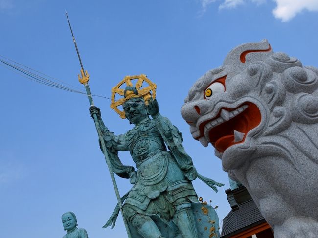 那珂市の一乗院に行って見る事にしました。一乗院は毘沙門天を祀っている場所で、花の寺の7番にもなります。正式名称は「法満山・一乗院」。この地は代々、水戸城の鬼門よけ・方位よけのの場所として水戸の徳川家に厚遇されてきました。案内板には「宇宙最強の神」と書かれています(￣Д￣<br /><br />行って見ると、まず目立つのは完成間もない毘沙門像。高さ16Ｍになるこの毘沙門像は日本一の大きさを誇ります。台座とあわせると20Mにもなり、総重量は350tになるそうです。平成19年の11月に完成して落慶法要が行われました。と、着いた早々ポツリポツリと雨が降ってきてしまいました。<br /><br />毘沙門像の下はお堂になっていて、堂内には壁面に1000体の石仏が彫ってあります。曼荼羅はお触り禁止ですが、石仏は大丈夫です(&#39;-&#39;*)入場料は100円です。