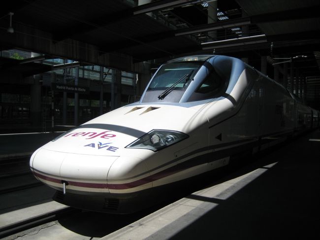 夫の希望でスペインが誇る高速列車ＡＶＥに乗ることに。しかも機内食付きの１等車！<br />しかし、私たちの次なる目的地はグラナダ。<br />ＡＶＥに乗るにはマラガ経由でグラナダに行くしかない。<br /><br />遠回りをするため、もちろん高速列車に乗っても所要時間はバスと変わらず。<br />料金は、私たちの泊まる安ホテルの何倍なんだ…というくらいかかりました。<br />高いし時間もかかったけど、その価値は十分あった！と思います♪<br /><br />２泊したトレドを後にし、<br />マドリード経由でＡＶＥに乗るところからの旅行記です。<br /><br />♪09&#39;ＧＷスペインの旅・スケジュール♪<br /><br />4/26　出国・マドリード→トレドへ（トレド泊） <br />　　　　http://4travel.jp/travelogue/10334052<br />4/27　コンスエグラ・トレド観光 （トレド泊）<br />　　　　http://4travel.jp/travelogue/10334722<br />4/28　AVEにてマラガ経由でグラナダへ（グラナダ泊） <br />　　　　http://4travel.jp/travelogue/10334443<br />　　　　http://4travel.jp/travelogue/10334446<br />4/29　グラナダ観光後、ネルハへ（ネルハ泊）<br />　　　 http://4travel.jp/travelogue/10334453<br />　　　　http://4travel.jp/travelogue/10334457<br />4/30　フリヒリアナ散策（ネルハ泊）<br />　　　　http://4travel.jp/travelogue/10334458<br />5/1 　ネルハ→アルへシラス、ジブラルタル観光（アルへ泊）<br />　　　　http://4travel.jp/travelogue/10334460<br />　　　　http://4travel.jp/travelogue/10340930<br />5/2 　モロッコ1dayツアー（アルヘ泊） <br />　　　　http://4travel.jp/travelogue/10334466<br />5/3　 アルヘ→マラガ、マラガ散策（マラガ泊） <br />　　　　http://4travel.jp/travelogue/10335022<br />5/4 　帰国の途へ<br />5/5　 日本着<br /><br />