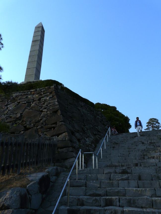 子供武者パレード出陣式を見た後は、舞鶴城（甲府城）の遺構に登ってみることにします。<br /><br />舞鶴城（甲府城）は２００６年に、日本１００名城（２５番）に選定されたお城跡で、いくつかの曲輪や門の整備が行なわれています。<br />