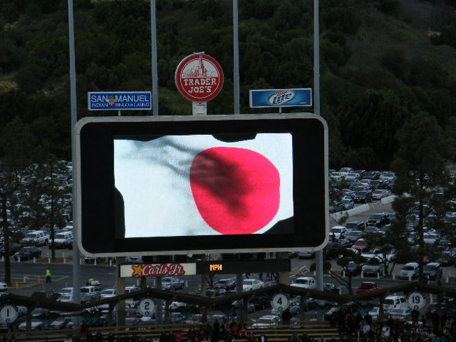 WBC(World Baseball Classic)は2006年に第1回大会が開催され今回は第2回となります。<br />今更ですがWBCは世界の国と地域が集う野球の世界一を決める大会で、ご存知の通り第1回大会は王貞治監督率いる日本代表が見事に世界一に輝き日本列島を興奮のルツボが包み込みました。<br />ディフェンディング・チャンピオンとして臨む第2回大会は、王貞治さんを特別顧問に迎え、読売ジャイアンツの原監督が「侍JAPAN」を率いることになりました。<br /><br />東京での第1ラウンドは日本代表は順位決定戦で韓国に敗れ、第1回大会と同じく2位で米国サンディエゴでの第2ラウンドに進出しました。<br /><br />私は米国での準決勝「ベネズエラVS韓国」「米国VS日本」の2試合と決勝戦の3試合を現地で観戦することを急遽決めて渡米しました。<br /><br />~準決勝~ドジャースタジアム(ロサンゼルス)<br />3/21 韓国10-2ベネズエラ<br />3/22 日本 9-4アメリカ