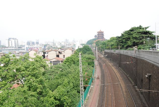 黄鶴楼→長江大橋を歩いて渡る→帰元禅寺。<br />この日は中国三大釜戸の名に相応しく暑かった〜