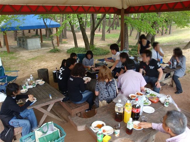 いつもの車の会のオフで<br />新潟県にてＢＢＱが行われ<br />遠出ですが参加させて頂きました。<br /><br /><br />行きは、<br />春日井ＩＣを上がり<br />名神〜東海北陸自動車道〜北陸道<br /><br />と言う経路で<br />制限速度で６時間ほどでした。<br /><br />先週（ＧＷ中）の渋滞とは雲泥の差で<br />ガラガラでした。<br /><br />帰りは、<br />北陸道から〜上信越高速〜長野自動車道〜中央道を通り<br />自宅に着いたのは２３時頃でした。<br /><br /><br />中、５時間弱で家に着きました。<br />