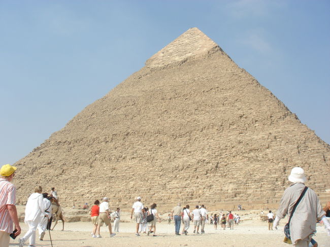 トルコ旅行でエジプトを経由しました。<br />初めて目の前にしたピラミッドに感激です。<br />ただ、想像していた砂漠地帯とはちょっと違い･･･、街の中にある感じでした。