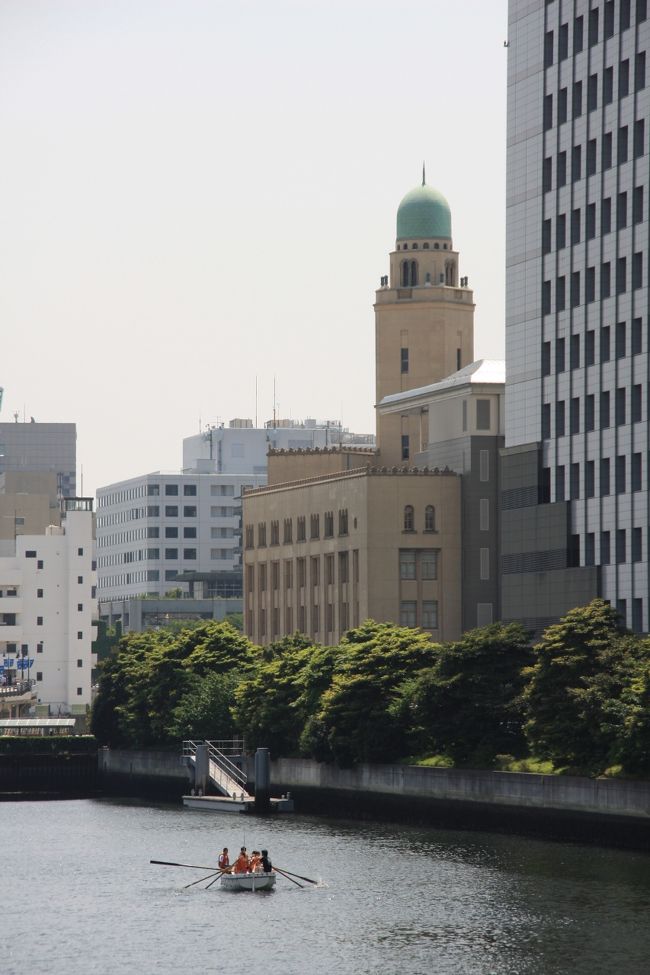息子と日曜日ハマスタで開催される、阪神VS横浜の野球を見るため、横浜に出かけてきました。<br />Y150開催中の横浜 各地でいろんなイベントをやっていますので、先に一人でちょっと早めに家を出て、馬車道で降りて海岸沿いをぶらぶらと、大好きな近代建築を眺めながら散策してきました。<br />この界隈は、私の普段の仕事場。<br />いつも何気なく通り過ぎている場所ですが、ここは横浜の中でも古くからの官庁街、旧居留地に近いこともあって見ごたえある歴史的建造物が集中している場所。<br />何度も見ている建物ですが、歩くたびに立ち止まって見上げ、中に入って眺め、そんなことをいつも繰り返していますが、それでもまた来てしまう私のお気に入りの場所のひとつです。<br />