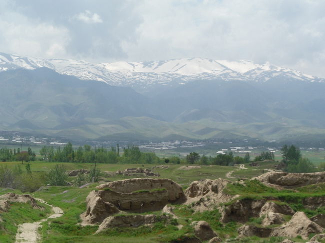 トルクメニスタンに続きとても謎が多い国、タジキスタン。サマルカンドから約60Kmほどでパンジャケントという街にいけるため、国境越えすることにした。タジキスタンの東部は世界の屋根を構成するパミール高原がある。そして、国土の93％が山地であり、しかもその半分が3,000m以上という場所。<br /><br />タジク人が主要な民族であるが、山岳民族であることから、顔立ちが明らかに違う。しかも、眉毛をつなげるのは大人の証ということで、女性の眉毛が一本で書かれている。ウズベキスタンともトルクメニスタンともまた違った雰囲気を感じ、そして、山岳地帯の美しさが魅力的な国であった。<br /><br /><br />【全行程】<br />５月１日<br />関空⇒ソウル・仁川空港⇒タシケント<br /><br />５月２日<br />タシケント⇒ヌクス⇒ムイナク（アラル海・船の墓場）⇒ヌクス<br /><br />５月３日<br />ヌクス⇒ウズベキスタン・トルクメニスタン国境⇒クフナ・ウルゲンチ⇒ダシュホウズ⇒ウズベキスタン・トルクメニスタン国境⇒ヒヴァ<br /><br />５月４日<br />ヒヴァ⇒ウルゲンチ⇒タシケント⇒サマルカンド<br /><br />５月５日<br />サマルカンド⇒ウズベキスタン・タジキスタン国境⇒ペンジケント⇒ウズベキスタン・タジキスタン国境⇒タシケント⇒ソウルへ<br /><br />５月６日<br />ソウル⇒関空<br /><br />