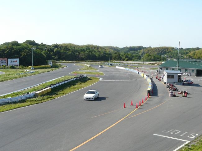 愛知県知多半島にサーキット場が有りました。<br /><br />今日は、中部空港近くにカメラ撮影に出掛けていたところ、同じ所で撮影されていた方から、知多半島にサーキット場がある事を耳にして早速撮影場所をサーキット場に変更して出掛けて来ました。<br /><br />今日は個人所有の乗用車でしたが、カート、バイクのレースも行っているそうです。<br />一般道路を暴走するより、このような施設で走ると開放感も充分と思います。<br /><br /><br />詳細は下記のサーキット場のアドレスを見て下さい。<br /><br />http://www.lido-mihama.co.jp