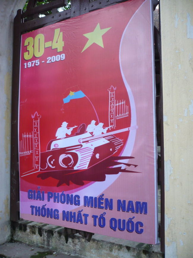 旅行3日目、ベトナム入りして2日目。ちょうどこの日は4月30日。1975年のこの日、サイゴンが陥落しました。街には、サイゴン陥落のポスターや、労働節のポスターが沢山掲げられていました。<br /><br />◎　ホアロー収容所<br />◎　ホアンキエム湖<br />◎　玉山祀<br />◎　市場<br /><br />【旅の日程】<br />1日目：夜のフライトで上海から南寧へ<br />2日目：朝、南寧からバスでハノイへ。中国時間8時半南寧発のバスに乗り、ベトナム時間15時にハノイ到着。（ハノイ泊）<br />3日目：昼間ハノイをぶらぶら。夜のフライトでフエへ。（フエ泊）<br />4日目：ボートツアーに参加し、世界遺産の廟巡り。（フエ泊）<br />5日目：午後のバスでフエからホイアンへ。（ホイアン泊）<br />6日目：ホイアンの街歩き。（ホイアン泊）<br />7日目：午前ミーソン遺跡ツアーに参加。午後バスでフエへ。夜のフライトでフエからハノイへ。（ハノイ泊）<br />8日目：朝9時半のバスでハノイから南寧へ。（南寧泊）<br />9日目：南寧の街歩き。夕方のフライトで南寧から上海へ。<br />