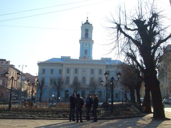 　ルーマニアのスチャヴァからウクライナへ渡ると、まず最初に訪れる大きな街がチェルニウツィというところ。チェルニウツィは、ウクライナ側のブコヴィナ地方の中心地。色とりどりの建物が並ぶ美しい街です。<br /><br />　ハイクラスホステルで、チェルニウツィ行きのシェアタクシーに関する詳しい情報を教えてもらい、実際に利用しました。<br /><br />写真は中心部にある市丁舎です。