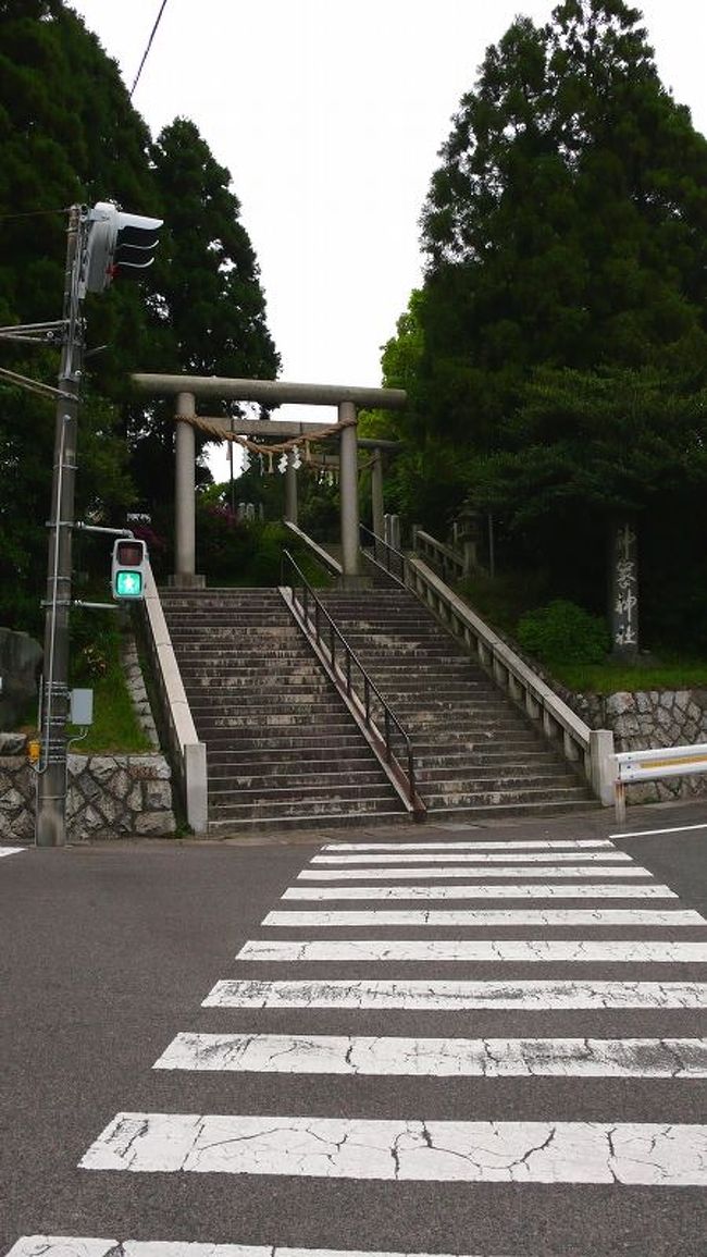 かみね山の公園内に鎮座する神社です。この公園内には動物園や遊園地、展望台などがあって小さい規模ながら地元では家族で楽しめる場所になっているそうです。<br /><br />国道沿いからかみね山に入る交差点が神社の表になります。車を置く所はなかったので、そのまま公園を登って行きました。動物園の前に駐車場があったのでそこに車をとめて参拝。神社境内にはお稲荷様もあり、かつては稲荷の森と呼ばれていたそうです。奥の院はかみね山山頂になるそうです。ここは伊邪那岐命（イザナギノミコト）・伊邪那美命（イザナミノミコト）、そして熊野豫樟日命（クマノクスヒノミコト）を三神として祀っています。創設は正長元年(1428)、山王の地に創建されてかみね山山頂に元禄元年(1688)に遷座されたと伝えられています。<br /><br />着いた時間も遅かった事から、公園内の他の所には触れず（笑）参拝だけしました。天気が悪くなってしまいましたが、建物の造りは渋く黒基調で重みのある佇まいでした。