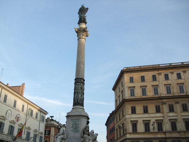 朝7時過ぎ、スペイン広場（Piazza di Spagna）のそばまで来ました。<br />ポールの上の人物がだれだか判りませんが、とにかくいい青空です。<br />昼間はごった返しているこの広場も、早朝はとってもすいていて気持ちがいいのです。<br />ここからスペイン階段を上がります。階段の上に有るのはトリニタ・ディ・モンティ教会。<br />散歩の後はシエナへプルマンで移動します。<br />（この旅行記はペンギンの足跡?http://ciao66.exblog.jp/<br />のダイジェスト版です。　ちょっと詳しい内容のこちらもどうぞご覧下さい。） <br /><br />