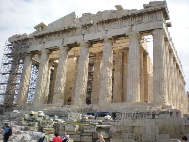2009年GWにギリシャを一人旅しました。<br /><br />街を歩きまくって、疲れたました(*´д｀*) <br />皆さん、来られる際は歩きやすい靴できてくださいね。 <br /><br /><br />オリンピックが開催されたばかりで、便利に近代化された施設もありますが、ギリシャの歴史は古く、さかのぼるとギリシャ神話が入り込み、どこからが史実なのかの判断は難しいという。 <br /><br />アテネがポリスとして都市国家を形成していたのは、紀元前12世紀頃と言うから、気が遠くなるほど昔だ。<br /><br />日本人はその頃何してたんだろう？縄文時代よりずっと前だから、ひたすら、農耕やら狩りやらしてたのかな。 <br />哲学のての字もなかっただろうな～ヽ(´ー｀)ノ <br /><br /><br />とにかく、パルテノン神殿はすごかった！ <br />山の上にあるし、これは攻め込めない！って感じもします。 <br />そして、アクロポリスからのアテネ市街の眺めも最高でした☆ <br /><br /><br />アテネは、遺跡の中に街がある、といったかんじです。 <br />街中を歩くと、遺跡ポイントがゴロゴロしてる。 <br /><br />世界遺産も見れて、大満足の１日でした。 