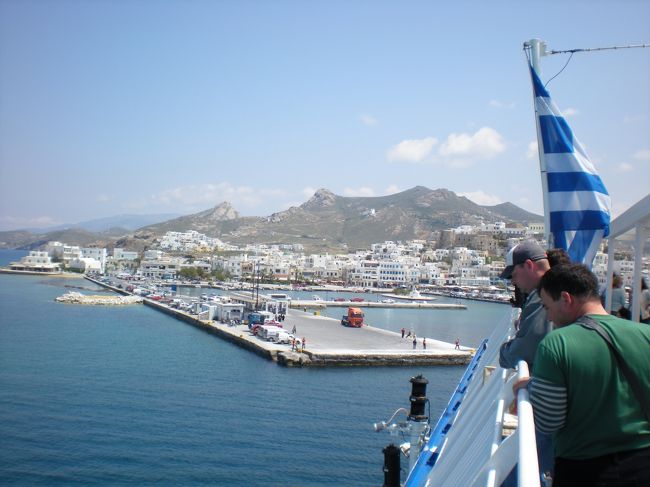 ギリシャ3日目からは、いよいよエーゲ海への船出です☆ <br /><br /><br />アテネ郊外のピレウスの港から、パロス島、ナクソス島、イオス島を経由して、サントリーニ島に行くチケットを取りました。 <br /><br />ピレウスのホテル、アニータは、朝早い時間の港までのシャトル送迎サービスがついていてお得でした(・∀・) <br />朝725発のサントリーニ行きのフェリーは、かなり混み混み。 <br /><br />ギリシャ人、イタリア人、その他ヨーロッパの人、中国人、韓国人などがのってました。なぜか日本人は見なかった。 <br /><br />途中、なんかカタコトの日本語で話しかけられたので、変な人かと思って無視しようとしたら、イギリス人だけど、東京外国語大学の先生をやっていた方でした。 <br /><br />出身を聞くと、ロンドンだけど、WW2中はウェールズに疎開して、終戦後はスコットランドのパブリックスクールにいったから、学校ではかなりスコティッシュの人と喧嘩したとか、久しぶりに戦争を知っている方と話しました。 <br /><br />あと、やっぱりイングランド人とスコットランド人は違う民族だ、てお互い思ってるんだって実感しました。当たり前かー。 <br /><br />しばし、そのイングランド人の先生と話しました。 <br />若い頃世界を放浪したルートを、退職した今、もう一度たどっているとのこと。 <br /><br />とても楽しいひと時でした。