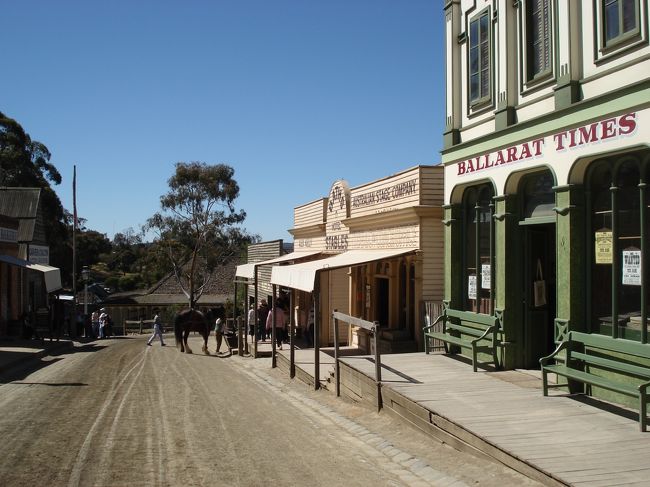 オーストラリア、バララット、ソブリンヒル金鉱の町テーマパーク ( Sovereign Hill )<br /><br />メルボルンの街から、車で約2時間の所にある1950年代のゴールドラッシュの町を再現したソブリンヒルテーマパーク。砂金取り体験、金の延べ棒を作るのを見せるショー等、ファミリーでも楽しめます。<br /><br />入場料金：大人 $37.50 子供　＄17.00<br /><br />マップ（グーグル）：http://maps.google.co.jp/maps?ie=UTF8&amp;ll=-37.576624,143.866568&amp;spn=0.006165,0.013905&amp;t=h&amp;z=17<br /><br />ソブリンヒルテーマパークのホームページ：http://www.sovereignhill.com.au/