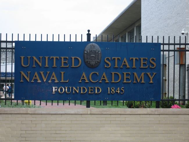 研修として、メリーランド州の州都アナポリスにある米海軍兵学校(United States Naval Academy)を訪問。<br />１８４５年に創設された海軍兵学校は、一般の大学の課程に相当する海軍の士官になるための４年制の学校。<br />学校自体も観光名所で、昔のコスチュームを着たガイドさんがグループツアーを行っている。アナポリスの街も、中心街は小さいものの、古い建物の多い雰囲気の良い街。