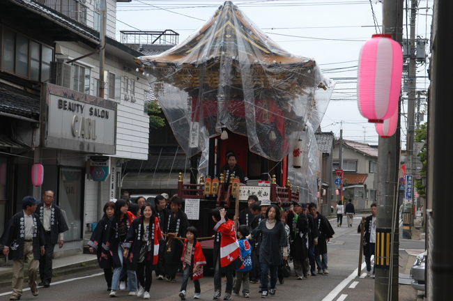 名神高速・北陸道を利用して、石川県・小松市へドライブ。<br />加賀市の柴山潟に立ち寄り、小松市の「お旅まつり」を目指す。<br />小雨の中、８基の曳山の展示、及び、子供歌舞伎を楽しむ。<br /><br />【お旅まつり】<br />５月１５日を中心とした１３日から１６日の四日間開催される、<br />橋北の莵橋神社（お諏訪さん）と 橋南の本折日吉神社（山王さん）の春季祭礼。<br />両社の神輿（みこし）が神具や大獅子、多数の子供獅子を供として、<br />氏子の住む各町を渡御（とぎょ）してまわったので、お旅まつりと言われています。＜お旅まつりＨＰより＞<br /><br />「曳山八基曳き揃え」は、時間の都合で、残念ながら、見れなかった。<br />来年以降に、小松市を再訪する楽しみに残しておきます。<br /><br />・お旅まつりのＨＰ<br />　　　http://www.kyy.co.jp/otabi/