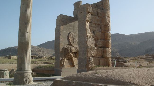 イランの有名な遺跡であるぺルセポリスを見に、イスファハンから夜行バスに乗り、6時間余り、さらにそこからバスで1時間、タクシーで20分かけてようやく目的地に着きました。日中は暑いので、朝一番に現地に着いて比較的涼しいうちに観光しました。朝でも日本人の団体客がいてびっくりしました。