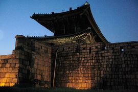 2009春、韓国紀行19(25/37)：5月3日(6)：東大門の夜景、徳寿宮の夜景、朝鮮銀行、大韓門