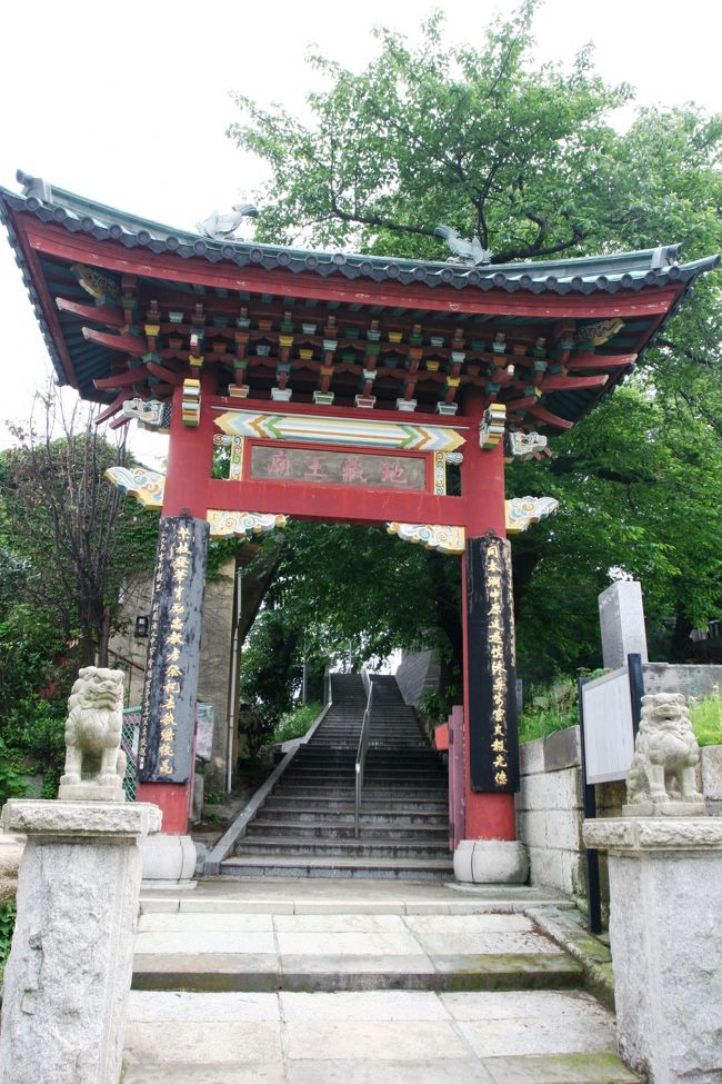 横浜山手にある外国人墓地はよく知られた横浜の観光スポットになっていますが、南京墓地はほとんど知る人もいない中国人墓地です。<br /><br />正式名称は「中華義荘」という名前ですが、地元の人はみな南京墓地と言っています。中華義荘と言うと、「え?、知らないよ」という人ばかりでしたが、「中国人墓地で、南京墓地のことですが・・・」と言うと、「あ?、あそこね。わかリます」と言って教えてくれました。<br /><br />中華義荘は元々は山手の外国人墓地にありましたが、1873年（明治6）に現在地の中区大芝台に移されました。そして、ここにその霊廟として地蔵王廟が建てられたのが1892年（明治25）です。<br />