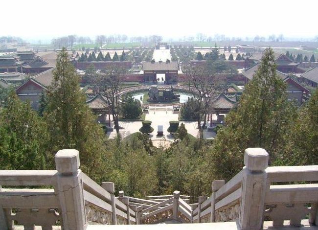 武帝に寵愛された武将―霍去病 張騫は武帝の使者であったが、同じく武帝に仕え、やはりシルクロードの開拓に生涯を捧げた者に、霍去病がいる。 霍去病は、武帝の皇后衛氏の弟で、叔父に将軍衛青がいる。武帝に寵愛された、勇敢な武士として知られた。6回渡る匈奴との戦いで漢が初めてシルクロードの咽喉部を制することになる功績をあげ、若くして驃騎将軍に任せられる。 彼が行った功績の中でも、紀元前119年、衛青ともども5万騎を率いて、匈奴を打ち破り、ゴビ砂漠の北に押しやった戦いが最も有名である。 霍去病の名が後世に知れ渡ったのは、その戦勲に加えて、夭折したからでもあるだろう。紀元前117年、病気のため、24歳でこの世を去る。 霍去病の死をいたく悲しんだ武帝は、彼の墓を茂陵の陪葬墓とし、その葬儀も、長安から茂陵までの数十キロメートルを、隊列をうめて行うまでした。 霍去病の墓は、現在、美しい庭園を擁した茂陵博物館になっている。彼が戦功を立てた祁連山を模した墳墓の上には小亭が設けられ、その南の庭園の両側には出土品を納めた展示室がある。 圧巻なのは、大きな石刻の彫刻群である。「馬踏匈奴(匈奴を踏みつける馬)」は特に有名で、簡潔だが力強いつくりには素朴な感動を覚える。他にも、祁連山の怪獣などを彫刻したものがある。 これらは、墓に置かれた石刻として、中国最古のものである。こうした風習は、西域から影響を受けて行われるようになったという説もあり、シルクロードの開拓に短い生涯を賭けた霍去病に相応しいものと言えるだろう。 http://www.westpassion.com