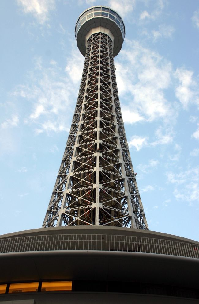 1958年横浜開港100周年記念事業の一環として、<br />建設が計画され、1961年マリンタワーが開業。<br />高さは、神戸ポートタワーより2m低い106m。<br />2006年12月25日には、営業を一旦停止。<br /><br />改装前には、北原照久さんの「機械じかけのおもちゃ館」や<br />鳥がたくさんいる「バードピア」１階のおみやげショップでは、<br />しゅうまい君やぎょうざちゃんのキャラクターが売られていました。<br /><br />2009年5月23日(金)リニューアルOPEN！<br />1階から4階が全面改装し、レストランやホール、ウェディングやチャペルにもなるホールなど、大人仕様になってます。<br /><br />開国博Y150ベイサイド入場券を見せたら、\750→\600とプライスダウン。<br />他の施設でも割引だったので、当然のことのように出したのですが、開国博Y150のオフィシャルサイトにもまだ案内されていなくて、びっくり＆出してよかったー！
