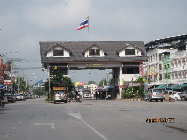 タイには町の名前に「メー」（&amp;amp;amp;amp;amp;#3649;&amp;amp;amp;amp;amp;#3617;&amp;amp;amp;amp;amp;#3656;）で始まる町村名が多い。特にタイ北部にはそれが多く、有名な町では最北の「メーホーソン」、ビルマとの国境の「メーサイ」、このメーソッドの直ぐ北にある「メーサリアン」等々。<br /><br />この「メー」（&amp;amp;amp;amp;amp;#3649;&amp;amp;amp;amp;amp;#3617;&amp;amp;amp;amp;amp;#3656;）はタイ語では「母」を意味しているが、「水」を意味する「ナーム」（&amp;amp;amp;amp;amp;#3609;&amp;amp;amp;amp;amp;#3657;&amp;amp;amp;amp;amp;#3635;）とくっ付き「メナーム」（&amp;amp;amp;amp;amp;#3649;&amp;amp;amp;amp;amp;#3617;&amp;amp;amp;amp;amp;#3656;&amp;amp;amp;amp;amp;#3609;&amp;amp;amp;amp;amp;#3657;&amp;amp;amp;amp;amp;#3635;）、即ち「川」という意味になる。<br /><br />タイ語では実に「母なる水」が「川」のことを意味するが、この北部に多い町名「メー」は、その「メナム」（川）の省略形であり、「メー」の後に付く町名は、それぞれの「川」の固有名詞となっている。<br /><br />特に北部にこの町名が多いのは、北部は山岳地帯が多く、それだけ多くの川が存在しているに違いない。<br /><br />ここメーソッドもビルマとの間に中くらいの大きさの川があり、それが国境線となっているが、ここの川の名前は「モエ」（&amp;amp;amp;amp;amp;#3649;&amp;amp;amp;amp;amp;#3617;&amp;amp;amp;amp;amp;#3656;&amp;amp;amp;amp;amp;#3609;&amp;amp;amp;amp;amp;#3657;&amp;amp;amp;amp;amp;#3635;&amp;amp;amp;amp;amp;#3648;&amp;amp;amp;amp;amp;#3627;&amp;amp;amp;amp;amp;#3617;&amp;amp;amp;amp;amp;#3618;・メーナム・ムエイ）である。地元の人々は「リン・モエ」と呼んでいる。<br /><br />実際、国境はこのメーソッドの町からは、１０キロ程西に行った、タックという町（&amp;amp;amp;amp;amp;#3648;&amp;amp;amp;amp;amp;#3617;&amp;amp;amp;amp;amp;#3637;&amp;amp;amp;amp;amp;#3629;&amp;amp;amp;amp;amp;#3591;&amp;amp;amp;amp;amp;#3605;&amp;amp;amp;amp;amp;#3634;&amp;amp;amp;amp;amp;#3585;・ムーアン・ターク）にあり、パスポートの出入国スタンプも「TAK」と押されている。<br /><br />しかし一般的には、ビルマとの国境の町としてはメーソッドであり、その方が馴染み易い名前でもある。<br /><br />川幅自体は１００ｍそこそこで、河川敷を入れても３００ｍも無い位の浅い川だから、地元民は、両方の岸から歩いて、渡っている。国が違っても、人々の行き来は自由のようだ。<br /><br />ベトナムからカンボジア、ラオスを通り、このタイを横断し、インドまで伸びる予定のアジアハイウェイがこの川に架かっていて、それがタイ・ビルマ両国の国境となっているが、地元民は、この国境の橋すらも、自由に往来しているようだ。それが昔からの慣わしになっているようだ。<br /><br />しかしそんな歴史があるに拘わらず、ここまで来たソンテウに乗り合わせたビルマ人の多くは、タイ語も理解せず、文字も読めず、当方がタイ語で話しかけても、手を横に振るだけの仕草をするのは、少し意外な感がした。