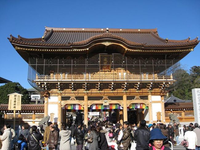 酉年の神様ということで、ずっと行きたかった成田山新勝寺へ行って来ました！<br />上野駅から京成スカイライナーに乗って、あっという間に成田に到着！1月だったので、他にもたくさんの参拝客が居たので、駅からは人の流れに乗って新勝寺へ。お昼ごろに到着したので、途中のうなぎやさんのにおいで、お腹グーグーです。