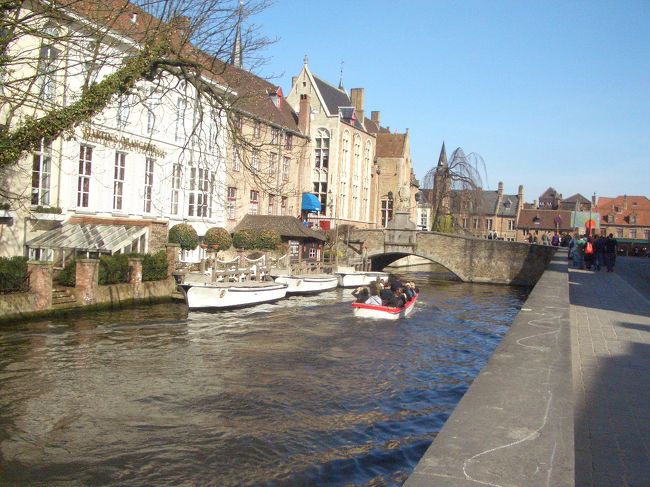 　ドイツを去ってベルギーへ。ちらほらフランス語が聞こえきて、旅の終着地パリが近いことをつい実感してしまいます。今日から４日間はベルギーとオランダを巡ります。<br /><br />　初日はブルージュを訪れました。中世の街並みと縦横に流れる運河が特徴のブルージュ。「水の都」と呼ばれるその街並みはとても美しく、鐘楼から聞こえる鐘の音がまた別の風情を添え、ただ歩いているだけで楽しくなる数少ない街の１つ。鐘楼のてっぺんから眺められるレンガ色の街並みと運河が織り成す景観はとても素晴らしいです^^<br /><br />　ドイツ・アーヘンからローカル線でベルギー・リエージュへ行き、インター・シティへ乗り換え。ブリュッセル、ゲントを経由して、ブルージュに辿り着きました。